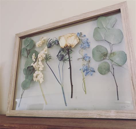 How to Put Dried Flowers in a Frame